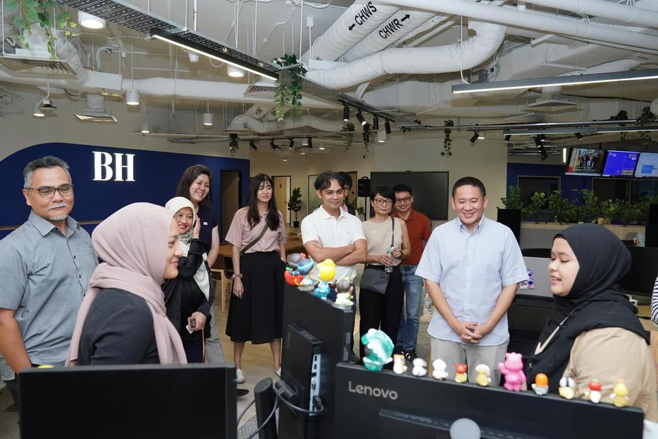 Ketua Pembangunan Korporat Yayasan Temasek, Encik Amrin Amin (dua dari kanan) sedang mendengar taklimat yang diberi wartawan media sosial Berita Harian, Cik Ameerah Sallehuddin (kanan) dan penyampai dan penerbit podcast, Cik Natasha Mustafa (dua dari kiri). (Kiri) Editor BH, Encik Nazry Mokhtar. 