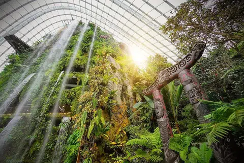 PINTU SIMBOLIK: Ukiran bernama 'Tane Te Waiora' itu menggambarkan 'Tane', personifikasi matahari, dan Hina, personifikasi bulan, mengukuhkan kepentingan cahaya dalam budaya Maori. - Foto GARDENS BY THE BAY