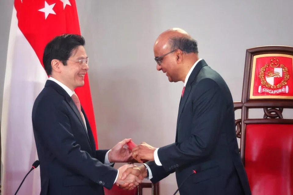 Perdana Menteri, Encik Lawrence Wong (kiri) menerima Surat Pelantikannya daripada Presiden Tharman Shanmugaratnam di Istana pada 23 Mei.