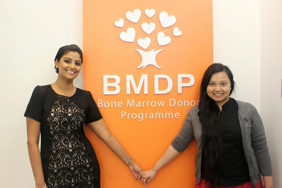 TERIMA KASIH RAKAN BUDIMAN: Itulah ucapan yang tidak henti diluahkan Cik Deshi (kiri) kepada Cik Sheila (kanan) yang mendermakan sumsum tulang kepadanya.