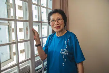 BERFIKIRAN POSITIF: Cik Zaiton Jaffar tiba-tiba jatuh daripada kerusinya semasa di tempat kerja pada 2012. Namun, walaupun dikesan dengan penyakit ahmar, beliau bersikap positif dan segera mendapatkan rawatan. - Foto BH oleh NUR DIYANA TAHA