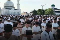Ribuan pengikut Tarekat Syattariyah di Aceh, Indonesia menyambut Hari Raya Aidilfitri pada Khamis, 19 Mac lebih awal daripada tarikh rasmi yang ditetapkan kerajaan. Sambutan itu berlangsung di Kabupaten Nagan Raya, apabila pengikutnya menunaikan solat sunat Aidilfitri di Masjid Peuleukung di Kecamatan Seunagan Timur selepas berpuasa selama 30 hari.