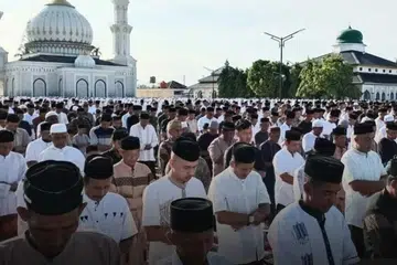 Ribuan pengikut Tarekat Syattariyah di Aceh, Indonesia menyambut Hari Raya Aidilfitri pada Khamis, 19 Mac lebih awal daripada tarikh rasmi yang ditetapkan kerajaan. Sambutan itu berlangsung di Kabupaten Nagan Raya, apabila pengikutnya menunaikan solat sunat Aidilfitri di Masjid Peuleukung di Kecamatan Seunagan Timur selepas berpuasa selama 30 hari.