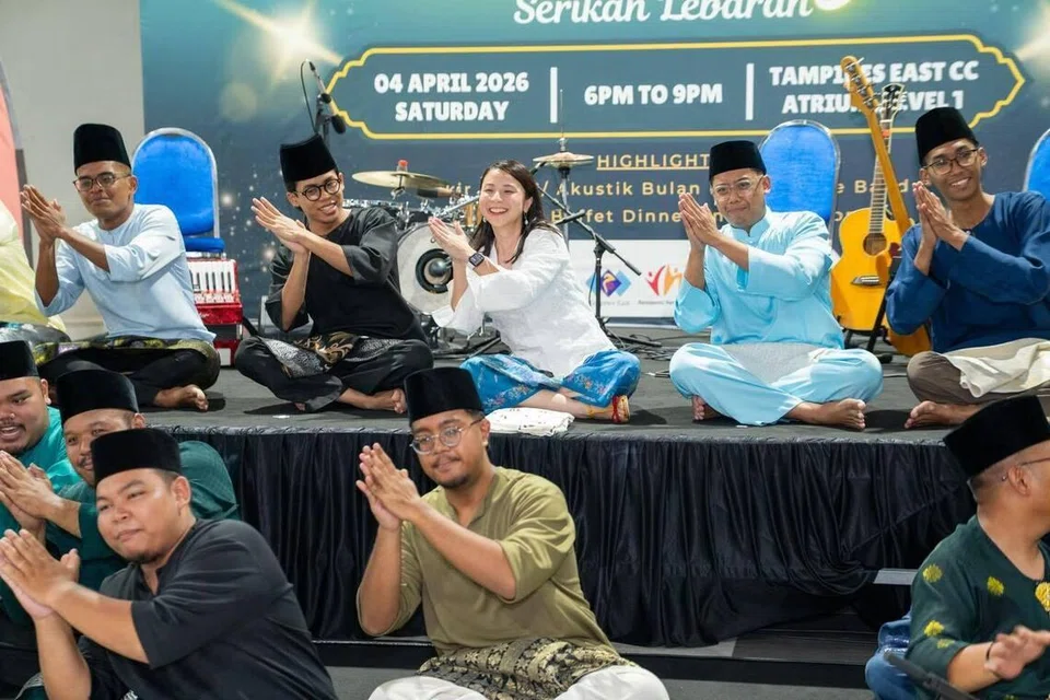 Setelah berlatih tanpa pengetahuan orang ramai, Anggota Parlimen (AP) GRC Tampines, Dr Charlene Chen (tengah, atas pentas), membuat persembahan dikir barat buat kali pertama di Kelab Masyarakat (CC) Tampines East pada 4 April bersama kumpulan ‘Merpati Puteh 27’.