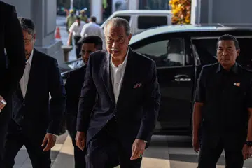Tan Sri Muhyiddin Yassin tiba di Kompleks Mahkamah Kuala Lumpur pada 16 Januari.