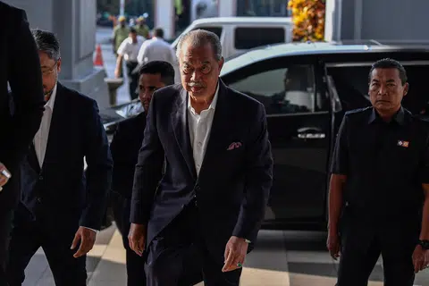 Tan Sri Muhyiddin Yassin tiba di Kompleks Mahkamah Kuala Lumpur pada 16 Januari.