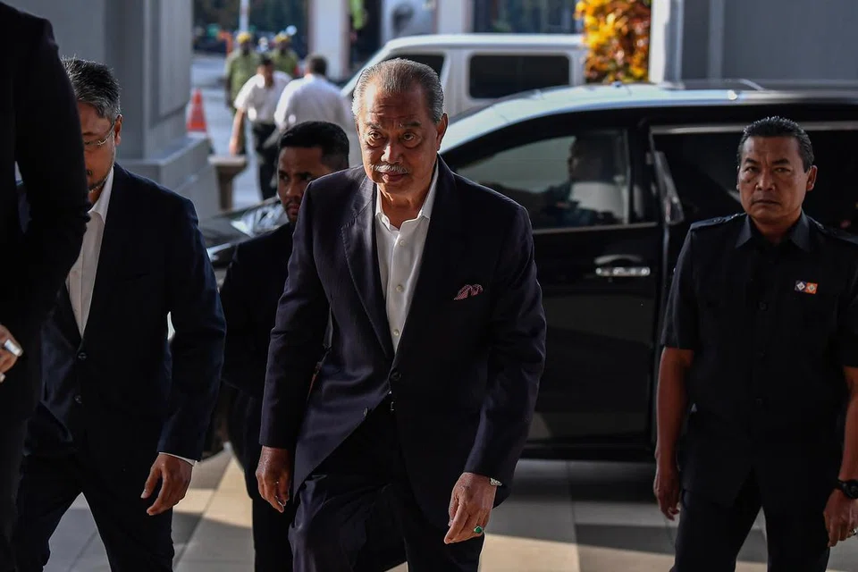 Tan Sri Muhyiddin Yassin tiba di Kompleks Mahkamah Kuala Lumpur pada 16 Januari.