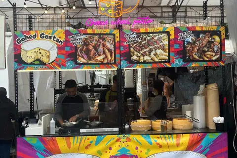 Gerai K31, Gohed Gostan by Tarik merupakan antara satu daripada berpuluh gerai yang menawarkan sajian berbuka di bazar Gemilang Kampung Gelam 2025.