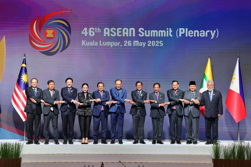 Para pemimpin Asean (dari kiri) – Perdana Menteri Laos, Dr Sonexay Siphandone; Setiausaha Tetap Kementerian Ehwal Luar Myanmar, Encik Aung Kyaw Moe; Perdana Menteri, Encik Lawrence Wong; Perdana Menteri Thailand, Cik Paetongtarn Shinawatra; Perdana Menteri Vietnam, Encik Pham Minh Chinh; Perdana Menteri Malaysia, Datuk Seri Anwar Ibrahim; Presiden Filipina, Encik Ferdinand Romualdez Marcos Jr.; Sultan Brunei, Sultan Haji Hassanal Bolkiah; Perdana Menteri Kemboja, Encik Hun Manet; Presiden Indonesia, Encik Prabowo Subianto; dan Perdana Menteri Timor-Leste, Encik Kay Rala Xanana Gusmão, selaku pemerhati kepada blok serantau itu – bertemu di di Sidang Puncak Asean ke-46. Dipengerusikan Malaysia pada 2025, sidang itu diadakan di Pusat Konvensyen Kuala Lumpur (KLCC) di Malaysia pada 26 Mei.