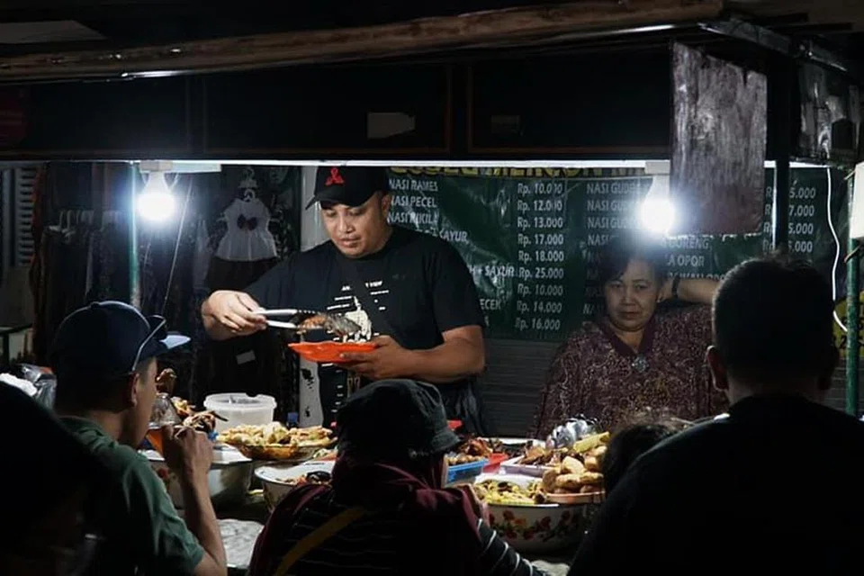 Aneka sajian tempatan yang boleh didapati di sepanjang Malioboro dengan  gerai menjual bermacam-macam jenis nasi antaranya Nasi Gudeg, Nasi Pecel dan Nasi Rames. 