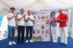  Pelancaran buku Our Home of Possibilities, yang yang memperingati kemajuan bandar Holland-Bukit Timah bersama (dari kanan) Anggota Parlimen (AP) Holland-Bukit Panjang - Encik Christopher de Souza, Cik Sim Ann, Dr Vivian Balakrishnan, Encik Liang Eng Hwa dan Encik Edward Chia Bing Hui pada 5 April.