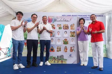  Pelancaran buku Our Home of Possibilities, yang yang memperingati kemajuan bandar Holland-Bukit Timah bersama (dari kanan) Anggota Parlimen (AP) Holland-Bukit Panjang - Encik Christopher de Souza, Cik Sim Ann, Dr Vivian Balakrishnan, Encik Liang Eng Hwa dan Encik Edward Chia Bing Hui pada 5 April.