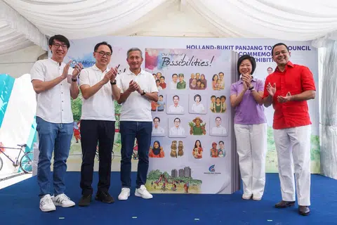  Pelancaran buku Our Home of Possibilities, yang yang memperingati kemajuan bandar Holland-Bukit Timah bersama (dari kanan) Anggota Parlimen (AP) Holland-Bukit Panjang - Encik Christopher de Souza, Cik Sim Ann, Dr Vivian Balakrishnan, Encik Liang Eng Hwa dan Encik Edward Chia Bing Hui pada 5 April.