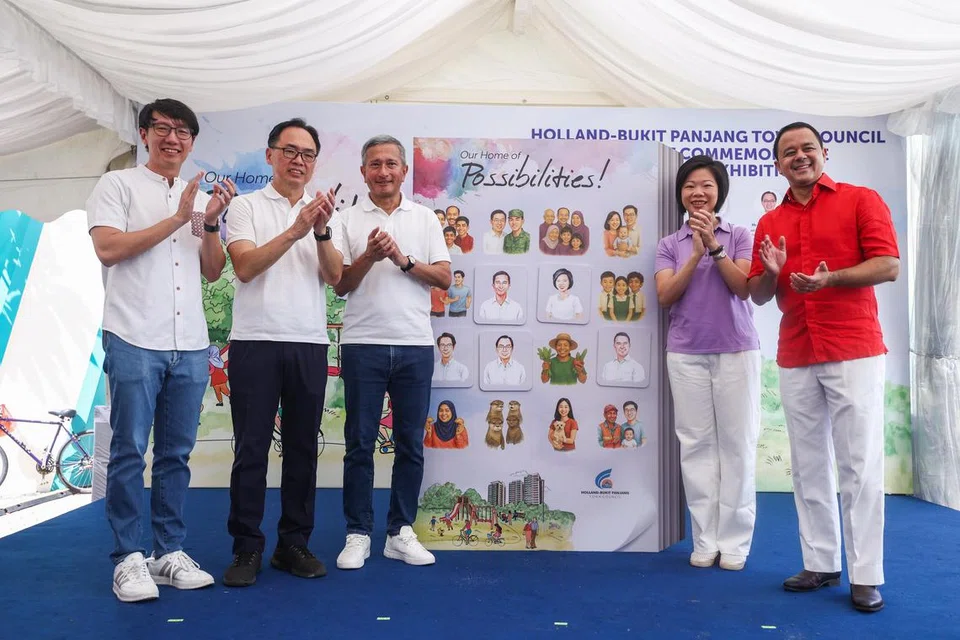  Pelancaran buku Our Home of Possibilities, yang yang memperingati kemajuan bandar Holland-Bukit Timah bersama (dari kanan) Anggota Parlimen (AP) Holland-Bukit Panjang - Encik Christopher de Souza, Cik Sim Ann, Dr Vivian Balakrishnan, Encik Liang Eng Hwa dan Encik Edward Chia Bing Hui pada 5 April.