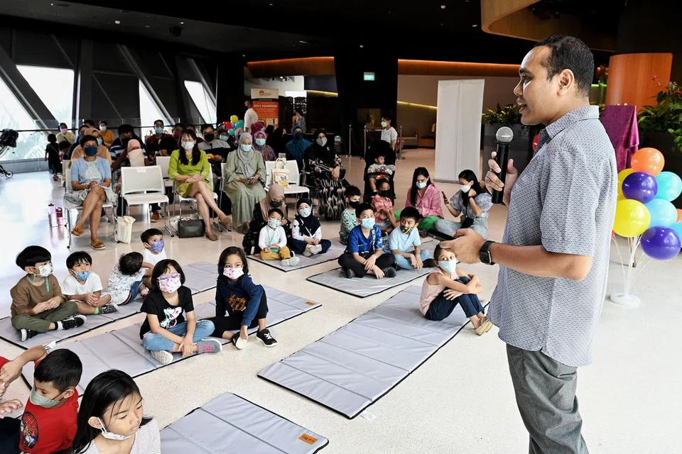 MAJLIS PELANCARAN BUKU 'ALLY AT THE AIRPORT': Encik Zhulkarnain Abdul Rahim, berharap ibu bapa yang hadir dapat menggunakan wadah-wadah yang sedia ada untuk lebih membudayakan dan juga menanam sifat membaca dalam diri anak-anak mereka..
