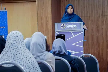 USTAZAH SHAMEEM SULTANAH: Berkata jika manusia melakukan segunung dosa sekalipun tetapi kembali kepada Allah dengan taubat, Dia akan menggantikan dosa dengan kebaikan. Itulah taubat, justeru Nabi Muhammad saw melakukannya 100 kali sehari. - Foto BH oleh NUR DIYANA TAHA