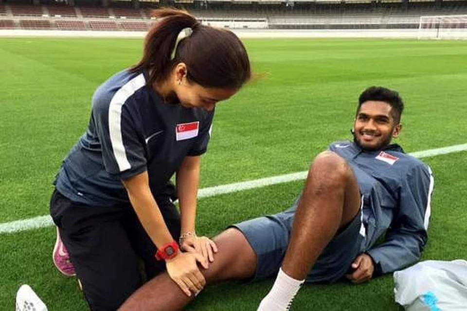 TENANG SAHAJA: Hariss Harun, yang bakal berentap dengan bintang Liga Eropah, Keisuke Honda, di midfield, tersenyum semasa menerima rawatan daripada jurufisioterapi, Nur Hafizah Abu Sujad, di sesi latihan di Jepun. - Foto FAS