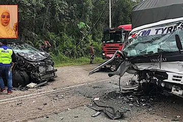 REMUK: Kemalangan membabitkan sebuah MPV jenis Toyota Alphard dan sebuah lori dalam kejadian di Kilometer 25 Jalan Kota Tinggi-Mersing dekat Mersing, Johor, ini melibatkan antara lain, Puan Muda Pahang, Cik Julita Aishah Abdul Latiff (gambar sisipan). - Foto KOSMO ONLINE