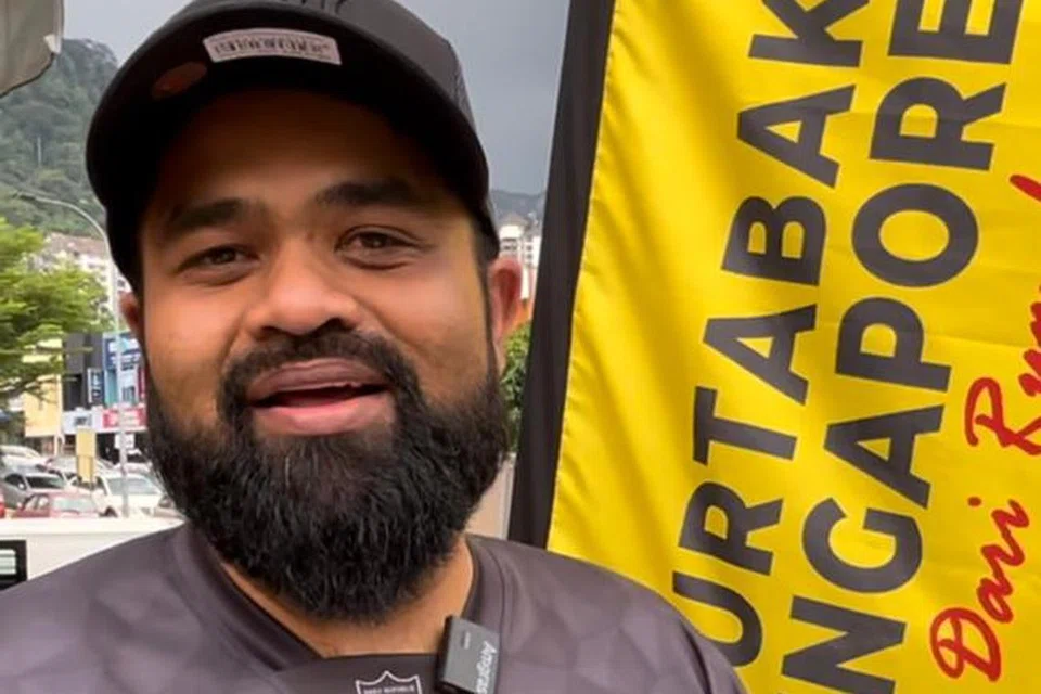 Pelanggan tetap ‘Murtabak Singapore Dari Rumah’, Encik Saiful Azman Mohd Ghazali, 39 tahun, yang setiap minggu akan membeli martabak dijual di gerai milik Encik Mohd Daniel Shukor itu.