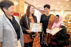 CEKAL MAHU BEBAS DADAH: (Dari kiri) Presiden Wira, Cik Ang Poh Wah, Cik Norliza, Dr Fatimah dan Cik Maimon di majlis penyampaian Anugerah Daya Tahan Wira di Orange Ballroom, Tanjong Katong Complex, kelmarin. - Foto M.O. SALLEH