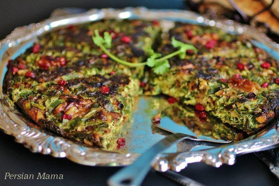 ‘Kuku Sabzi’ atau kek sayur-sayuran panggang.