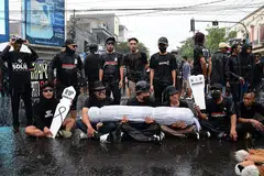 DESAKAN RAKYAT: Ahli keluarga mangsa korban dan yang cedera serta orang ramai menuntut kebertanggungjawaban daripada pihak penganjur kejohanan, pengurusan stadium, pihak polis dan presiden Indonesia akibat tragedi di Stadium Kanjuruhan, Malang, Jawa Timur, pada Oktober lalu, yang mengorbankan 135 orang. - Foto AFP