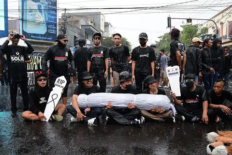 DESAKAN RAKYAT: Ahli keluarga mangsa korban dan yang cedera serta orang ramai menuntut kebertanggungjawaban daripada pihak penganjur kejohanan, pengurusan stadium, pihak polis dan presiden Indonesia akibat tragedi di Stadium Kanjuruhan, Malang, Jawa Timur, pada Oktober lalu, yang mengorbankan 135 orang. - Foto AFP