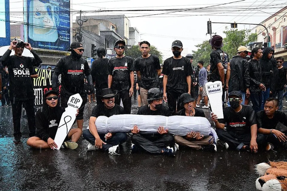 DESAKAN RAKYAT: Ahli keluarga mangsa korban dan yang cedera serta orang ramai menuntut kebertanggungjawaban daripada pihak penganjur kejohanan, pengurusan stadium, pihak polis dan presiden Indonesia akibat tragedi di Stadium Kanjuruhan, Malang, Jawa Timur, pada Oktober lalu, yang mengorbankan 135 orang. - Foto AFP