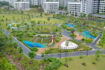 Bahagian barat Taman Tampines Boulevard yang dibuka pada 13 September mempunyai kawasan berumput yang luas, ciri yang disertakan selepas para penduduk memberi maklum balas tentang perkara yang mereka mahukan di taman itu