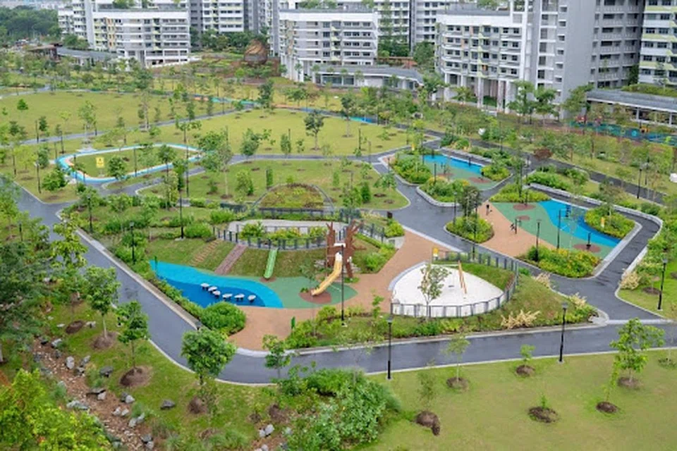 Bahagian barat Taman Tampines Boulevard yang dibuka pada 13 September mempunyai kawasan berumput yang luas, ciri yang disertakan selepas para penduduk memberi maklum balas tentang perkara yang mereka mahukan di taman itu