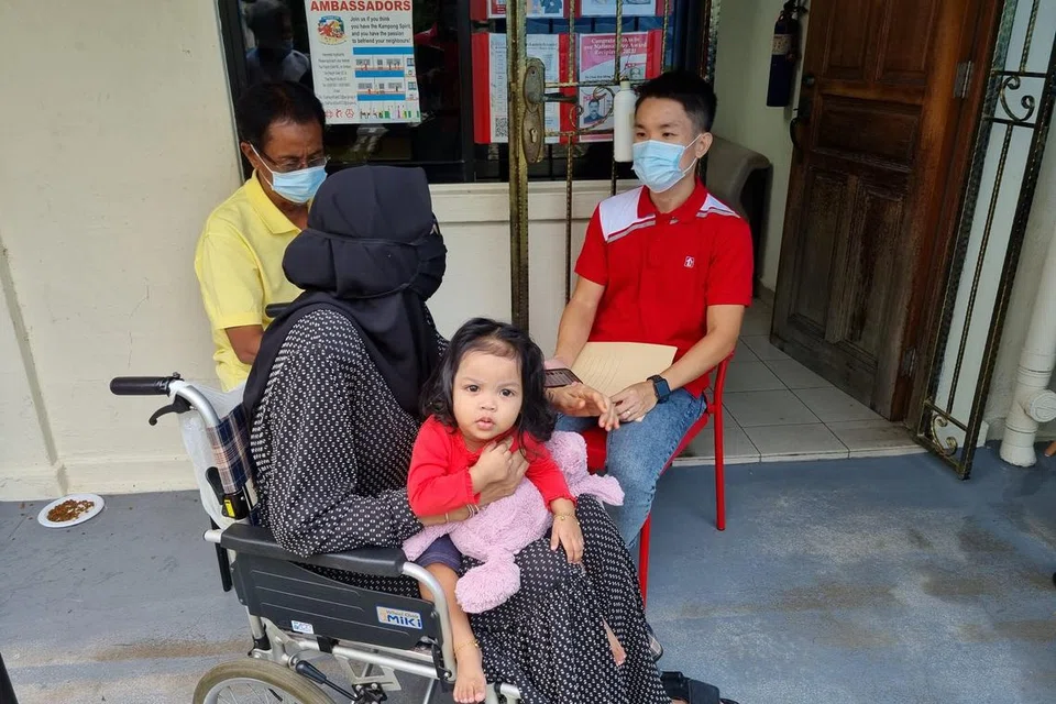 BANTU PENDUDUK: Satu pasukan yang terdiri daripada pegawai Lembaga Perumahan dan Pembangunan (HDB) dan wakil daripada pelbagai agensi perkhidmatan awam dan sosial telah ditubuhkan untuk membantu penyewa dan membimbing mereka membuat pilihan perumahan mereka, termasuk sama ada untuk membeli flat baru atau terus menyewa daripada HDB.
