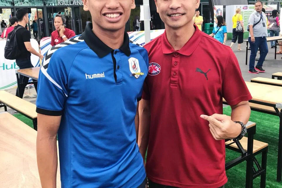 Irfan Najeeb (kiri) bersama bapa saudaranya, bekas kapten pasukan bola sepak nasional, Shahril Ishak, antara orang yang mendorongnya menjadi pemain bola sepak profesional.