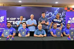 Presiden Kesatuan Ragbi Negeri Johor (JRU), Datuk Mohd Noorazam Osman (duduk di tengah) ketika majlis menandatangani empat pemain import baru di Johor Bahru.