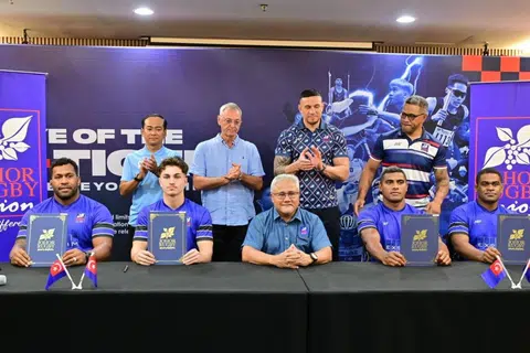 Presiden Kesatuan Ragbi Negeri Johor (JRU), Datuk Mohd Noorazam Osman (duduk di tengah) ketika majlis menandatangani empat pemain import baru di Johor Bahru.