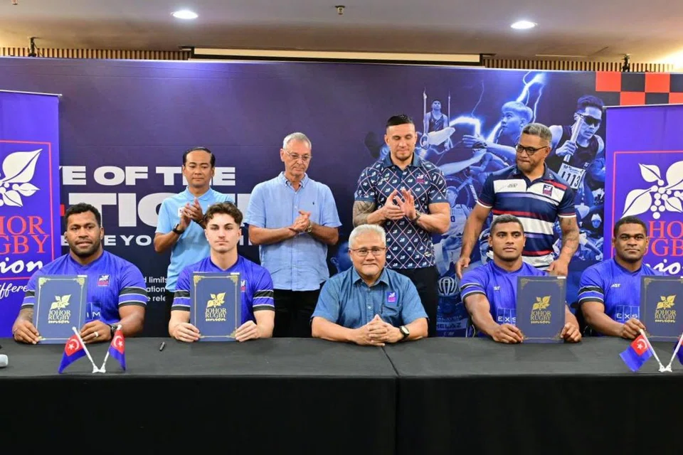 Presiden Kesatuan Ragbi Negeri Johor (JRU), Datuk Mohd Noorazam Osman (duduk di tengah) ketika majlis menandatangani empat pemain import baru di Johor Bahru.