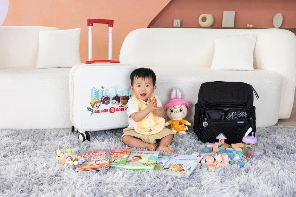 Bayi Singapura lahir pada 2025 akan terima Hadiah Bayi SG60 merangkumi, antara lain, set permainan bayi, beg galas dan buku foto dalam beg troli khas SG60.