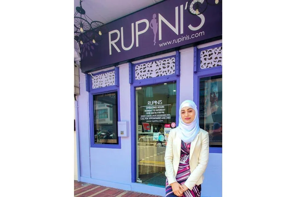 BERANIKAN DIRI DALAM PANDEMIK: Cik Riffat Anwar kini menjadi pemilik francais bagi salun kecantikan Rupini's Beauty Salon di East Coast Road. - Foto-Foto BH oleh NUR DIYANA TAHA