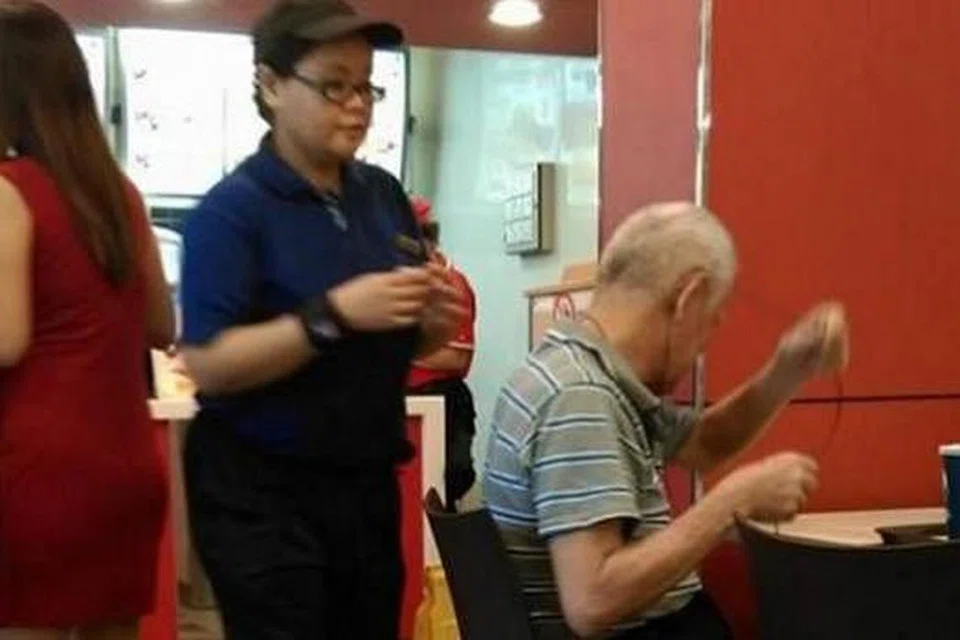 PAPARKAN KASIH SAYANG: Cik Muza dipuji kerana membantu seorang warga emas yang kurang daya penglihatan semasa bertugas di KFC Bukit Merah baru-baru ini. - Foto FACEBOOK DORA ONG