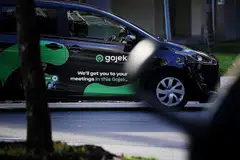 KOMISEN NAIK: Gojek akan menaikkan komisennya pada 1 Februari daripada 10 peratus sekarang kepada 15 peratus, manakala Grab akan menaikkan komisennya daripada 20 peratus sekarang kepada 20.18 peratus pada 1 Januari menyusuli kenaikan GST. - Foto BH oleh KELVIN CHNG