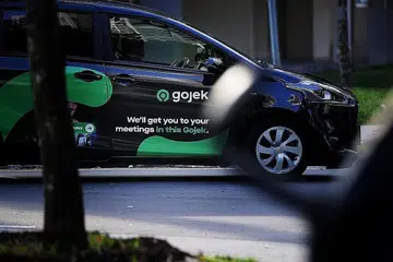 KOMISEN NAIK: Gojek akan menaikkan komisennya pada 1 Februari daripada 10 peratus sekarang kepada 15 peratus, manakala Grab akan menaikkan komisennya daripada 20 peratus sekarang kepada 20.18 peratus pada 1 Januari menyusuli kenaikan GST. - Foto BH oleh KELVIN CHNG