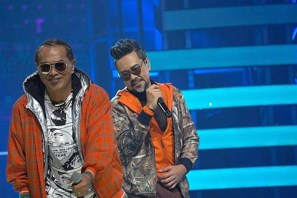 SEIRING JALAN: Jatt (kiri) dan Sham Visa berada di pentas akhir GV6 dengan misi menghibur peminat dalam pusingan pertarungan. - Foto BH oleh NUR DIYANA TAHA