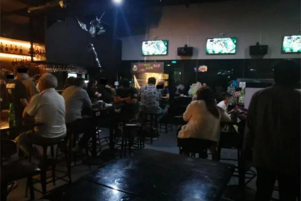 Beer Belly Lok Lok Bar didapati melanggar peraturan pengurusan selamat. - Foto PASUKAN POLIS SINGAPURA