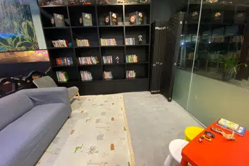 RUANG KANAK-KANAK: Ruang membaca buku, bermain dan berehat bagi kanak-kanak di restoran Tash Tish Tosh di Marine Cove.