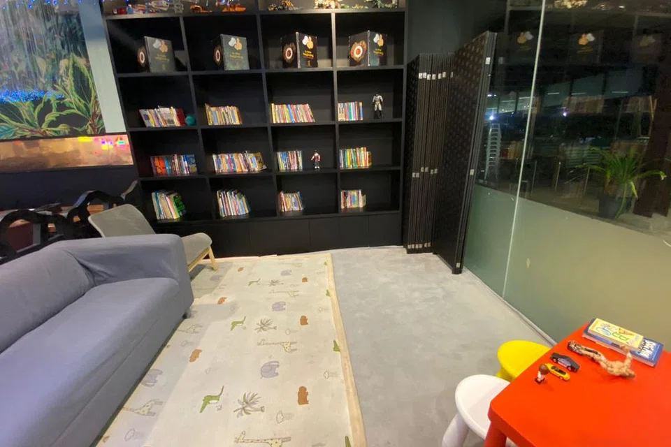 RUANG KANAK-KANAK: Ruang membaca buku, bermain dan berehat bagi kanak-kanak di restoran Tash Tish Tosh di Marine Cove.