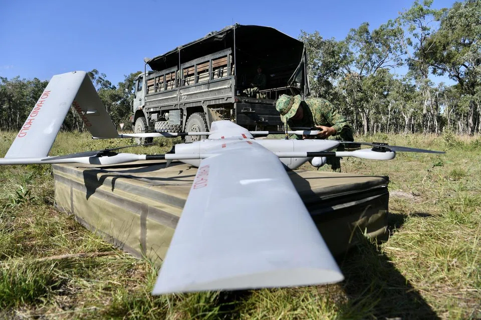Menteri Pertahanan, Dr Ng Eng Hen, berkata Singapura sedang mempertingkatkan kebolehan sistem tanpa pemandu, sedang peranan dron kian berkembang dalam arena peperangan moden.
