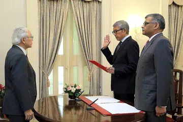 ANGKAT SUMPAH: Encik Bahren Shaari (tengah) mengangkat sumpah sebagai anggota pengganti Majlis Penasihat Presiden yang dirasmikan Presiden Tony Tan Keng Yam (kiri) dan dihadiri Hakim Besar Sundaresh Menon (kanan). - Foto KEMENTERIAN PERHUBUNGAN DAN PENERANGAN