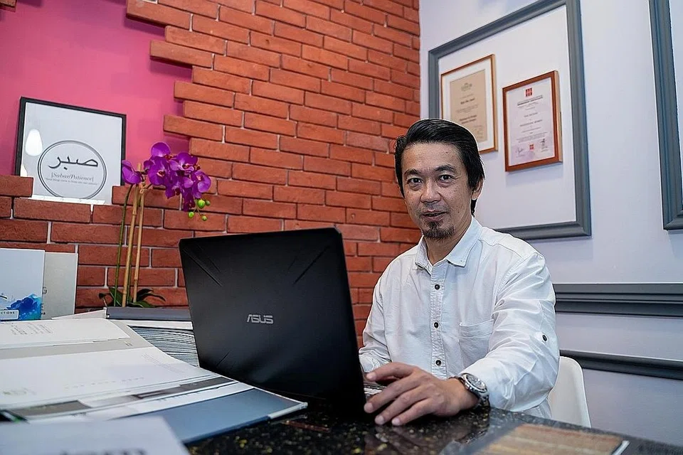 MAHU BERI SUMBANGAN: Pulangan perniagaan yang diasaskan Encik Rijal (atas) kini melebihi lebih sejuta dolar setahun dan beliau melahirkan harapan melihat lebih banyak lagi karyawan muda dalam bidang rekaan dalaman ini cemerlang dan mampu membuka perniagaan mereka sendiri. - Foto BM oleh NUR DIYANA TAHA