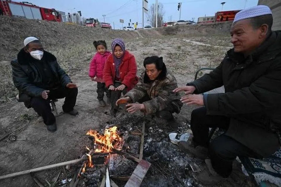 KEDINGINAN: Mangsa gempa di China terpaksa bermalam di luar bangunan walaupun dalam kesejukan kerana khuatir berlaku gempa susulan.