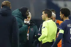 TOLAK PERKAUMAN: Perbalahan tercetus selepas penolong jurulatih Istanbul Basaksehir, Pierre Webo (kiri), diberi kad merah semasa pertengkaran di tepi padang, dan staf kelab itu menuduh pegawai keempat perlawanan menggunakan istilah perkauman. - Foto EPA-EFE