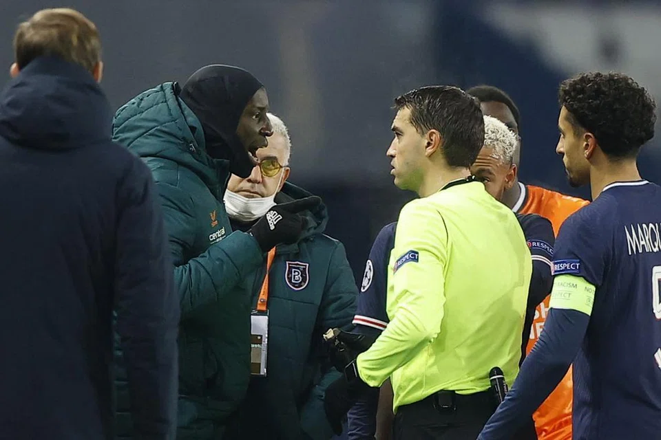 TOLAK PERKAUMAN: Perbalahan tercetus selepas penolong jurulatih Istanbul Basaksehir, Pierre Webo (kiri), diberi kad merah semasa pertengkaran di tepi padang, dan staf kelab itu menuduh pegawai keempat perlawanan menggunakan istilah perkauman. - Foto EPA-EFE